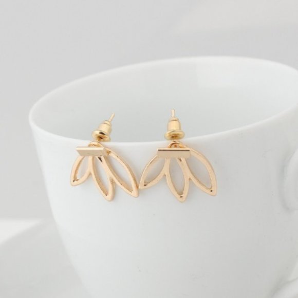 NWOT Gold Lotus Flower Stud Earrings - Picture 4 of 7